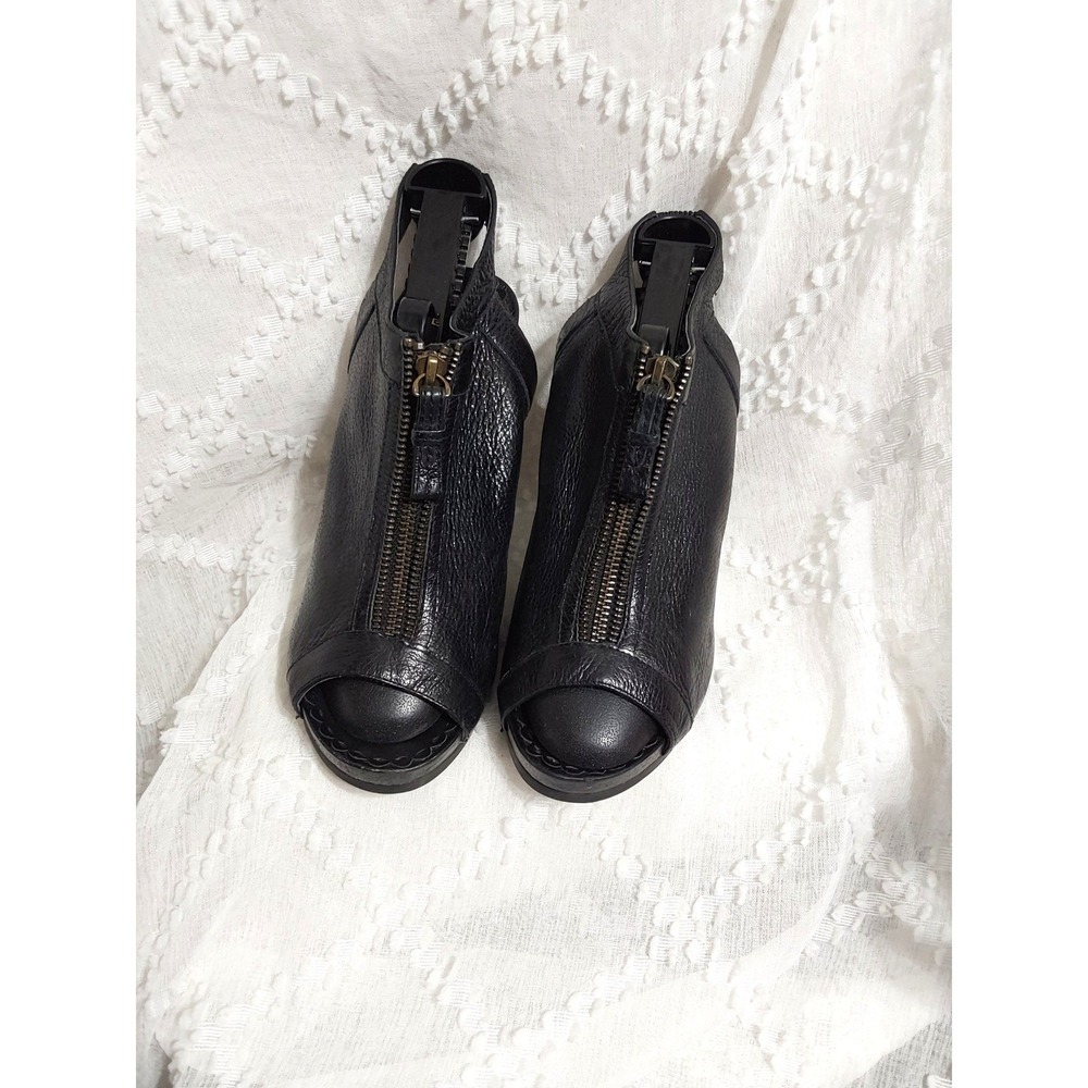 Juicy Couture Black Pebbled Leather Front Zip Peep Toe Slingback Heels Size 10M